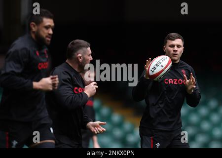 Cardiff, Royaume-Uni. 24th févr. 2023. Mason Grady, du pays de Galles, lors de la course du capitaine de l'équipe de rugby du pays de Galles au stade de la Principauté de Cardiff, le vendredi 24th février 2023, en prévision du match des six nations de demain contre l'Angleterre. photo par Andrew Orchard/Andrew Orchard sports photographie/ Alamy Live News crédit: Andrew Orchard sports photographie/Alamy Live News Banque D'Images