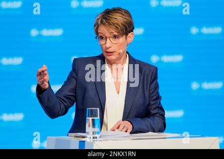 Ludwigshafen, Allemagne. 24th févr. 2023. Melanie Maas-Brunner, Directrice du travail de BASF, gestes à la conférence de presse annuelle au siège de la société. Credit: Uwe Anspach/dpa/Alamy Live News Banque D'Images