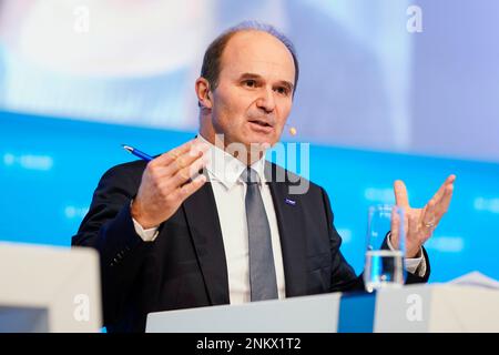 Ludwigshafen, Allemagne. 24th févr. 2023. Martin Brudermüller, Président du Conseil d'Administration de BASF se, gestes à la Conférence de presse annuelle au siège du Groupe. Credit: Uwe Anspach/dpa/Alamy Live News Banque D'Images