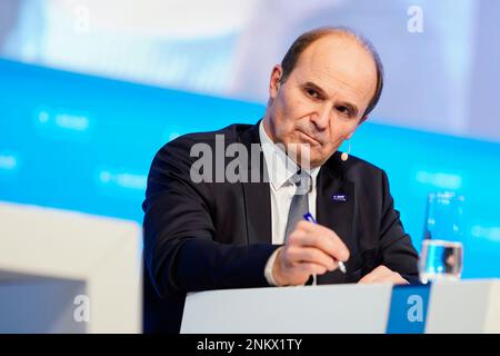 Ludwigshafen, Allemagne. 24th févr. 2023. Martin Brudermüller, Président du Conseil d'Administration de BASF se, gestes à la Conférence de presse annuelle au siège du Groupe. Credit: Uwe Anspach/dpa/Alamy Live News Banque D'Images