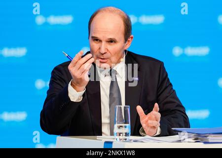 Ludwigshafen, Allemagne. 24th févr. 2023. Martin Brudermüller, Président du Conseil d'Administration de BASF se, gestes à la Conférence de presse annuelle au siège du Groupe. Credit: Uwe Anspach/dpa/Alamy Live News Banque D'Images