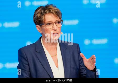 Ludwigshafen, Allemagne. 24th févr. 2023. Melanie Maas-Brunner, Directrice du travail de BASF, gestes à la conférence de presse annuelle au siège de la société. Credit: Uwe Anspach/dpa/Alamy Live News Banque D'Images