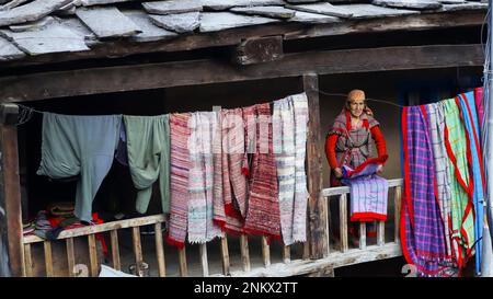 INDE, HIMACHAL PRADESH, VIEILLE MANALI, décembre 2022, vieille femme séchage des vêtements Banque D'Images