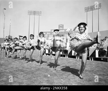 The Oakland Raiders play the Dallas Texans at Candlestick Park, September  24, 1961 Wayne Crow (22) crosses the goal line (Bob Campbell/San Francisco  Chronicle via AP Stock Photo - Alamy