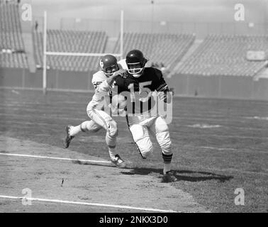 The Oakland Raiders play the Dallas Texans at Candlestick Park, September  24, 1961 Wayne Crow (22) crosses the goal line (Bob Campbell/San Francisco  Chronicle via AP Stock Photo - Alamy