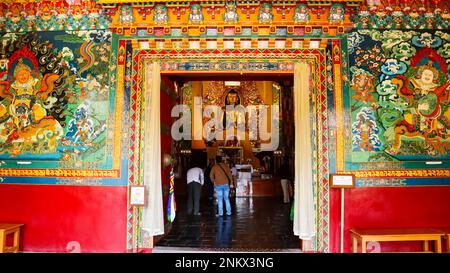 INDE, HIMACHAL PRADESH, DHARAMSHALA, décembre 2022, dévot au monastère de Norbulingka avec statue de Bouddha Banque D'Images