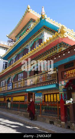 INDE, HIMACHAL PRADESH, DHARAMSHALA, décembre 2022, Monk au Dalaï Lama Monastère, McLeod Ganj Banque D'Images