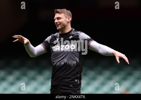 Cardiff, Royaume-Uni. 24th févr. 2023. DaN Biggar du pays de Galles pendant la course du capitaine de l'équipe de rugby du pays de Galles au stade de la Principauté de Cardiff, le vendredi 24th février 2023, en prévision du match des six nations de demain contre l'Angleterre. photo par Andrew Orchard/Andrew Orchard sports photographie/ Alamy Live News crédit: Andrew Orchard sports photographie/Alamy Live News Banque D'Images