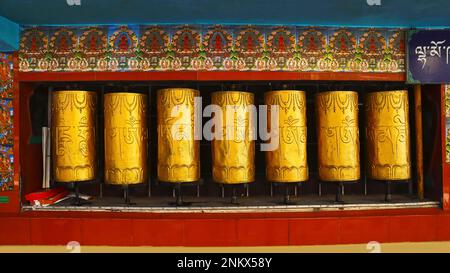 Les roues de prière du monastère du Dalaï Lama, McLeod Ganj, Dharamshala, Himachal Pradesh, Inde Banque D'Images