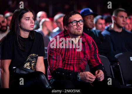 L'avenir humble de l'Ukraine Superheavy incontesté WBC, IBF, WBO, WBA et ici encore Cruiserweight champion du monde de boxe Alexander Usyk avec sa femme Banque D'Images