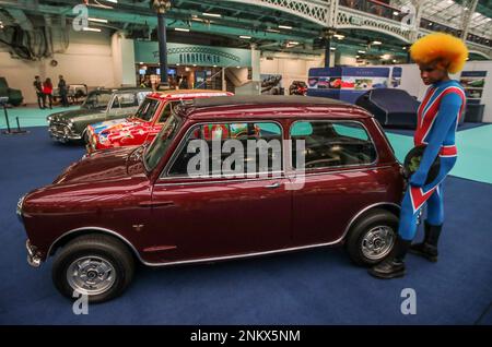 Londres Royaume-Uni 24 février 2023 Ringo Mini Cooper Sport Saloon construit en 1966 comme illustré par Ringo Starr Mini qui dispose d'un hayon (extrêmement rare pour l'époque) pour accueillir son kit de batterie. Classic car Show 24-26 février London Olympia. Paul Quezada-Neiman/Alamy Live News Banque D'Images