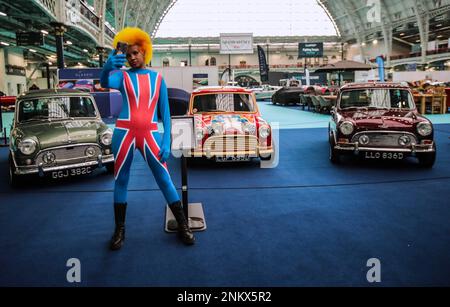 Londres Royaume-Uni 24 février 2023 avec une robe très britannique, célébrant le 60th anniversaire de la Mini Cooper S, Nurito Omar, 34, fan des Beatles et des voitures avec les trois survivants Minis appartenant à l'origine aux Beatles réuni pour la première fois en 55 ans. Classic car Show 24-26 février London Olympia. Paul Quezada-Neiman/Alamy Live News Banque D'Images