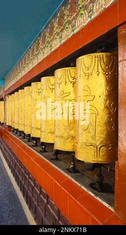 Les roues de prière du monastère du Dalaï Lama, McLeod Ganj, Dharamshala, Himachal Pradesh, Inde Banque D'Images