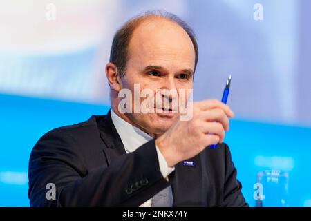 Ludwigshafen, Allemagne. 24th févr. 2023. Martin Brudermüller, Président du Conseil d'Administration de BASF se, gestes à la Conférence de presse annuelle au siège du Groupe. Credit: Uwe Anspach/dpa/Alamy Live News Banque D'Images