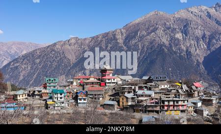 INDE, HIMACHAL PRADESH, KINNAUR, décembre 2022, villageois du village de Kalpa avec la montagne Kinnaur Kailash visible Banque D'Images