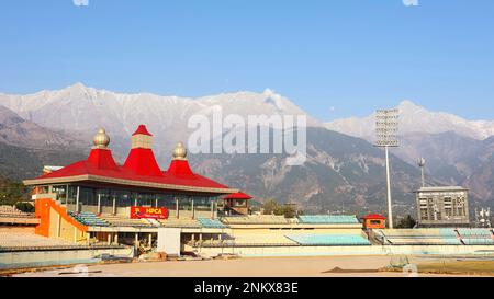 Vue sur le stade de cricket de Dharamshala, Dharamshala, Himachal Pradesh, Inde Banque D'Images