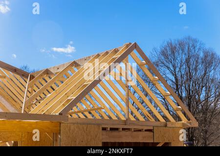 Pendant la construction nouveau bâton de poutre maison cadre de toit en bois de fermes construites Banque D'Images