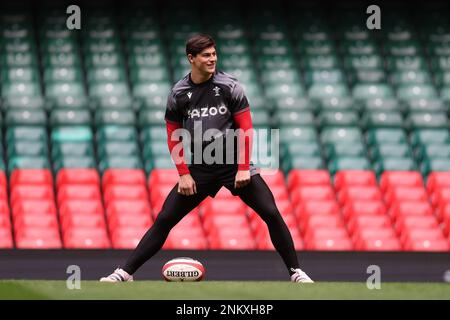 Cardiff, Royaume-Uni. 24th févr. 2023. Louis Rees-Zammit du pays de Galles pendant la course du capitaine de l'équipe de rugby du pays de Galles au stade de la Principauté de Cardiff, le vendredi 24th février 2023, avant le match des six nations de demain contre l'Angleterre. photo par Andrew Orchard/Andrew Orchard sports photographie/ Alamy Live News crédit: Andrew Orchard sports photographie/Alamy Live News Banque D'Images