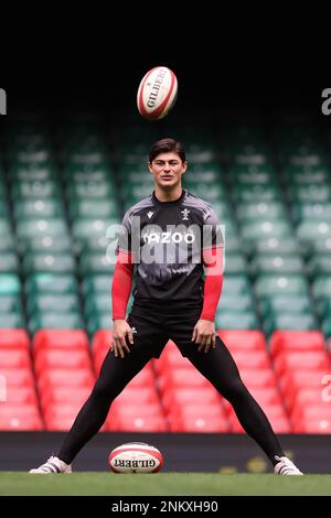 Cardiff, Royaume-Uni. 24th févr. 2023. Louis Rees-Zammit du pays de Galles pendant la course du capitaine de l'équipe de rugby du pays de Galles au stade de la Principauté de Cardiff, le vendredi 24th février 2023, avant le match des six nations de demain contre l'Angleterre. photo par Andrew Orchard/Andrew Orchard sports photographie/ Alamy Live News crédit: Andrew Orchard sports photographie/Alamy Live News Banque D'Images