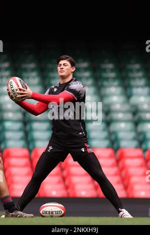 Cardiff, Royaume-Uni. 24th févr. 2023. Louis Rees-Zammit du pays de Galles pendant la course du capitaine de l'équipe de rugby du pays de Galles au stade de la Principauté de Cardiff, le vendredi 24th février 2023, avant le match des six nations de demain contre l'Angleterre. photo par Andrew Orchard/Andrew Orchard sports photographie/ Alamy Live News crédit: Andrew Orchard sports photographie/Alamy Live News Banque D'Images