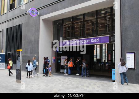 Tottenham court Road Station sur la New Elizabeth Line avec des gens devant un après-midi ensoleillé Banque D'Images