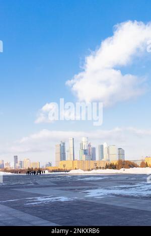 Moscou, Russie - 22 février 2023 : vue sur les maisons d'appartements et les tours du quartier de Moscou depuis la place Pobediteley dans le parc commémoratif de la victoire sur le po Banque D'Images