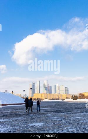 Moscou, Russie - 22 février 2023 : vue sur les gratte-ciels du quartier de Moscou depuis la place Pobediteley dans le parc commémoratif de la victoire sur Poklonnaya Gora in Banque D'Images