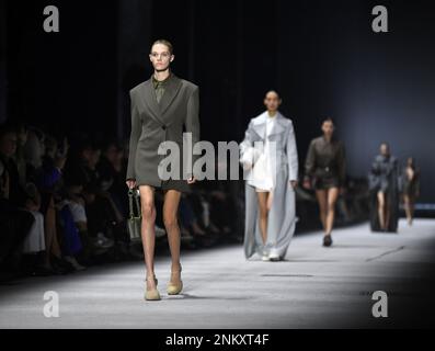 Milan, Italie. 24th févr. 2023. Des modèles présentent des créations de la collection féminine automne/hiver 2023/2024 de Tod lors de la semaine de la mode de Milan, en Italie, le 24 février 2023. Credit: Jin Mamengni/Xinhua/Alamy Live News Banque D'Images