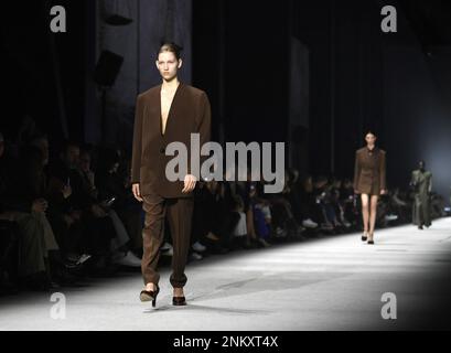 Milan, Italie. 24th févr. 2023. Des modèles présentent des créations de la collection féminine automne/hiver 2023/2024 de Tod lors de la semaine de la mode de Milan, en Italie, le 24 février 2023. Credit: Jin Mamengni/Xinhua/Alamy Live News Banque D'Images