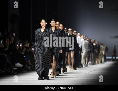 Milan, Italie. 24th févr. 2023. Des modèles présentent des créations de la collection féminine automne/hiver 2023/2024 de Tod lors de la semaine de la mode de Milan, en Italie, le 24 février 2023. Credit: Jin Mamengni/Xinhua/Alamy Live News Banque D'Images