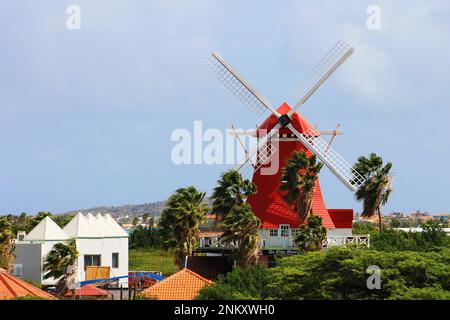 Palm Beach, Noord, Aruba - 10 mars 2022, un ancien moulin à vent hollandais qui a été converti en restaurant et bar. Banque D'Images