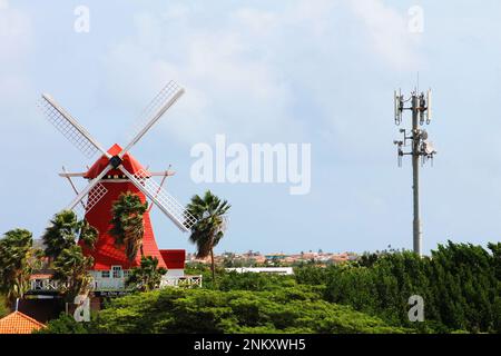 Palm Beach, Noord, Aruba - 10 mars 2022, un ancien moulin à vent hollandais qui a été converti en restaurant et bar. Banque D'Images