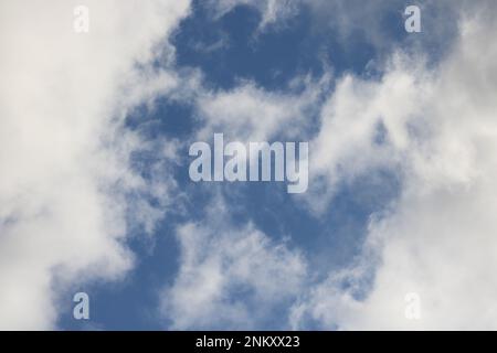 Nuages dans le ciel Banque D'Images