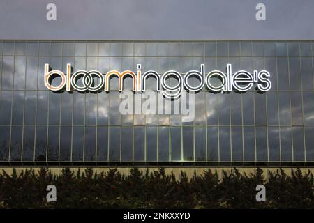White Plains, NY - 6 novembre 2022 : panneau avant lumineux et fenêtres au grand magasin Bloomingdale de New York Banque D'Images