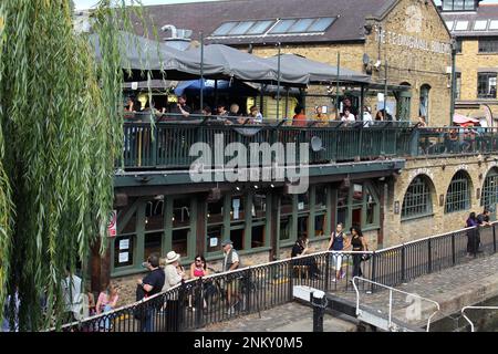 Les gens au marché Camden Lock en été dans les magasins, manger le déjeuner, et traîner avec des amis autour du canal Banque D'Images