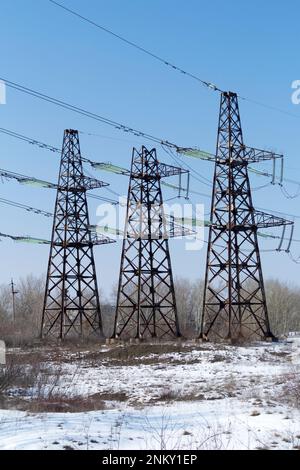 Trois tours électriques de transmission avec fond de ciel bleu. Banque D'Images