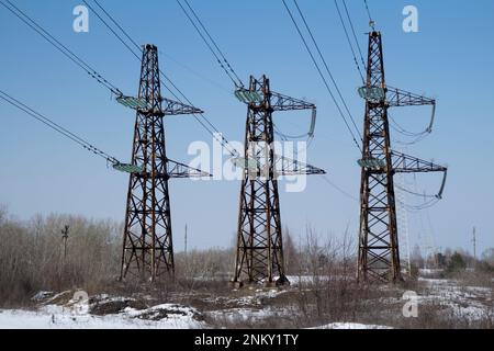 Trois tours électriques de transmission avec fond de ciel bleu. Banque D'Images