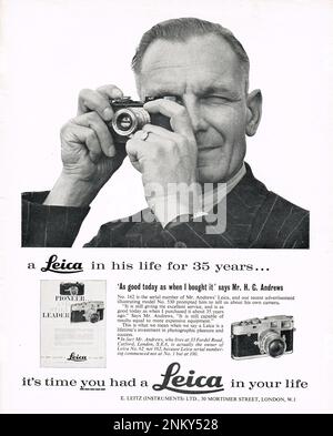 Publicité vintage Leica de 1961 expliquant que le système de numérotation de série Leica a commencé à 100 et non à 1. Banque D'Images