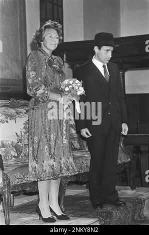 La reine Beatrix assiste à un service spécial en synagogue à l'occasion du 350th anniversaire de la communauté juive d'Amsterdam. 1985 Banque D'Images