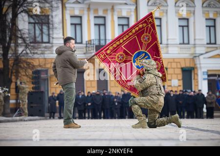 Kiev, Ukraine. 24th févr. 2023. Le président ukrainien Volodymyr Zelenskyy a célébré le premier anniversaire de l'invasion de la Russie en présentant des prix d'État, en conférant des titres honorifiques au personnel militaire et aux civils, et en remettant des drapeaux de bataille aux unités militaires des Forces armées et aux brigades d'assaut de la Garde offensive sur Saint-Jean Place de Sophia dans la capitale ukrainienne de Kiev, Ukraine, vendredi, 24 février 2023. Photo via le Bureau de presse présidentiel ukrainien/UPI crédit: UPI/Alay Live News Banque D'Images