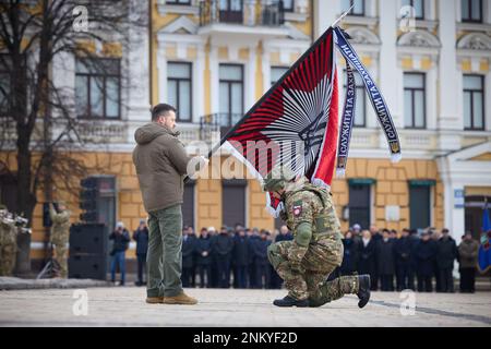 Kiev, Ukraine. 24th févr. 2023. Le président ukrainien Volodymyr Zelenskyy a célébré le premier anniversaire de l'invasion de la Russie en présentant des prix d'État, en conférant des titres honorifiques au personnel militaire et aux civils, et en remettant des drapeaux de bataille aux unités militaires des Forces armées et aux brigades d'assaut de la Garde offensive sur Saint-Jean Place de Sophia dans la capitale ukrainienne de Kiev, Ukraine, vendredi, 24 février 2023. Photo via le Bureau de presse présidentiel ukrainien/UPI crédit: UPI/Alay Live News Banque D'Images