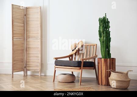 Intérieur élégant avec magnifique cactus en pot et fauteuil Banque D'Images