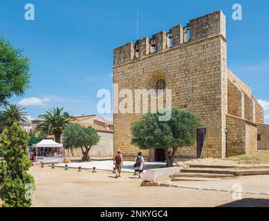 Sant Martí d'Empúries, Costa Brava, province de Gérone, Catalogne, Espagne. L'église paroissiale. Les travaux sur la structure gothique tardive ont commencé en 1507. Banque D'Images