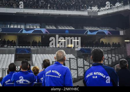 Cette photo montre des officiers de police dans un stade appartenant à la Section d'intervention rapide (SIR) lors de la Ligue des champions de l'UEFA, le match de football du Groupe D entre l'Olympique de Marseille et Eintracht Frankfurt on 13 septembre 2022 au stade Orange Velodrome de Marseille, France - photo Matthieu Mirville / DPPI Banque D'Images