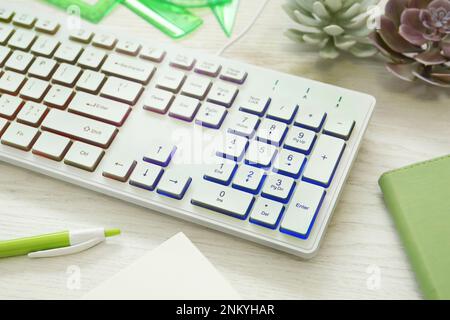 Clavier RVB moderne sur table en bois blanc Banque D'Images