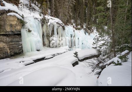 Grimpeurs de glace non reconnaissables sur les chutes surgelées du canyon Johnston, dans le parc national Banff, en Alberta, au Canada Banque D'Images