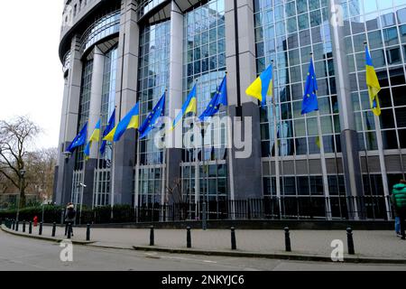 Bruxelles, Belgique. 24th févr. 2023. Les drapeaux de l'Ukraine et de l'UE volent devant le Parlement européen à l'occasion du premier anniversaire de l'invasion russe, à Bruxelles, Belgique 24 février 2023 crédit: ALEXANDROS MICHAILIDIS/Alamy Live News Banque D'Images