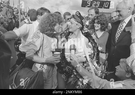Championnats européens de triathlon à Almere; Erin Baker de Nouvelle-Zélande, la meilleure femme, après l'arrivée ca. 1985 Banque D'Images