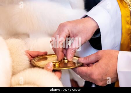 mains, anneaux de mariage et vœux de mariage le marié prend l'anneau de mariage du plateau Banque D'Images