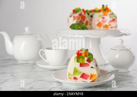 Délicieux dessert en gelée de verre brisée sur une table en marbre blanc, espace pour le texte Banque D'Images